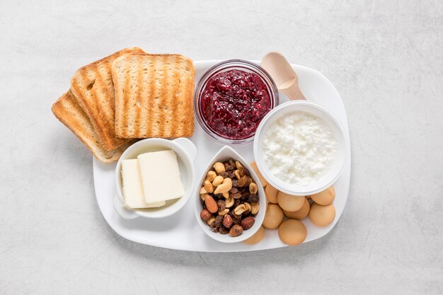 Plateau avec toast et marmelade