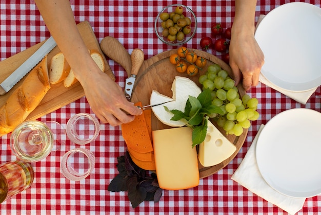 Photo gratuite plateau avec variété de délicieux fromages