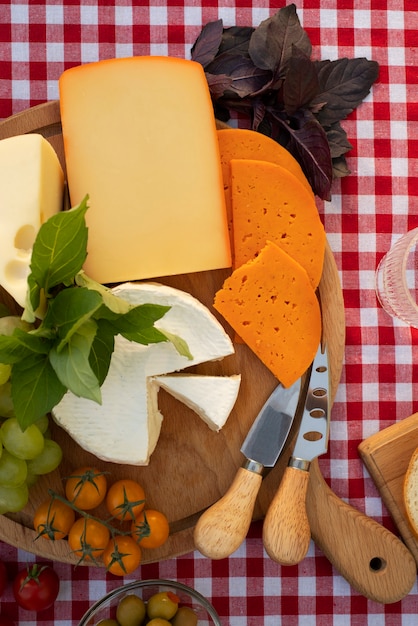 Photo gratuite plateau avec variété de délicieux fromages