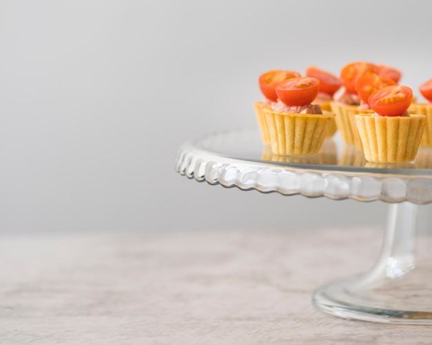 Plateau en verre avec apéritif de tomates