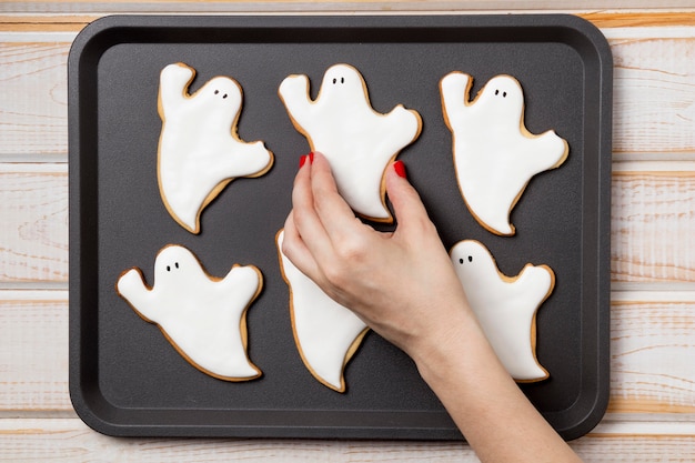 Plateau de vue de dessus avec des friandises pour Halloween