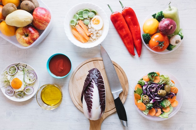 Plats savoureux près de fruits et légumes