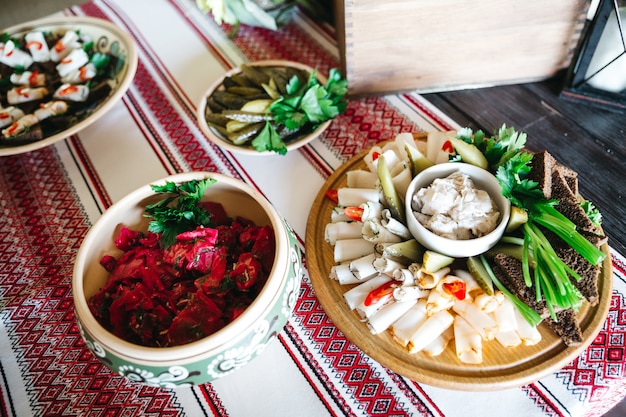 Photo gratuite plats savoureux sur la table de fête