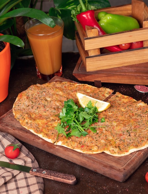 Photo gratuite plats turcs: lahmacun, pizzas turques, citron, persil