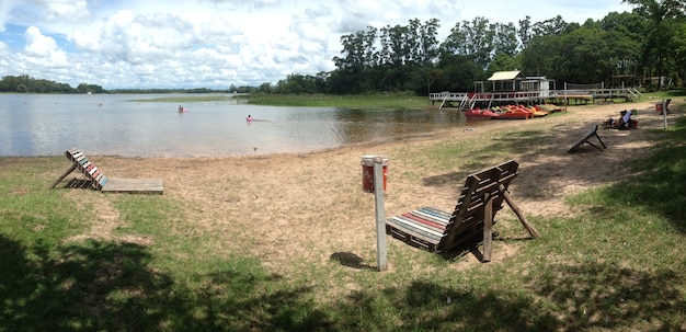 Photo gratuite playa laguna plage entourée par le lac et la verdure sous un ciel nuageux en argentine