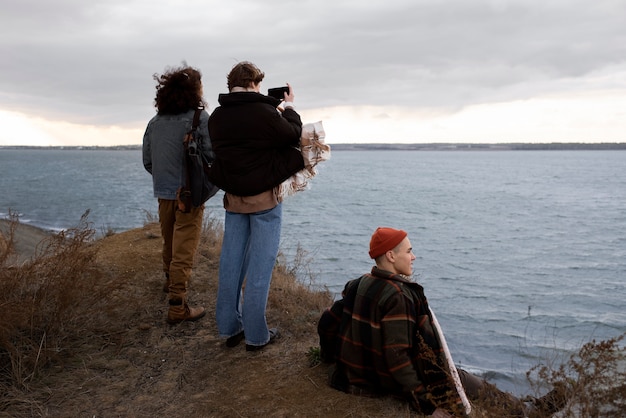 Plein d'adolescents au bord de la mer