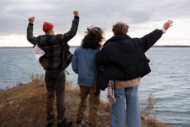 Plein d'adolescents au bord de la mer