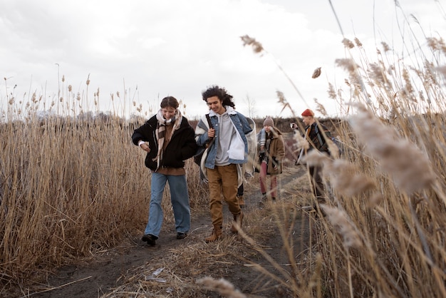 Photo gratuite plein d'adolescents à l'extérieur