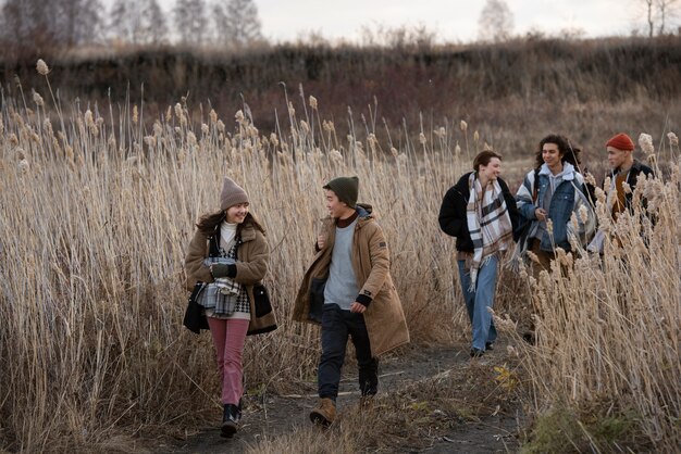 Plein d'adolescents marchant ensemble