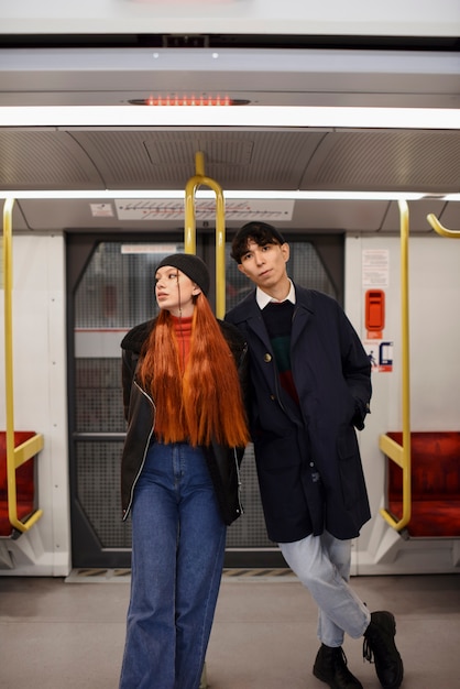 Photo gratuite plein d'adolescents voyageant en métro
