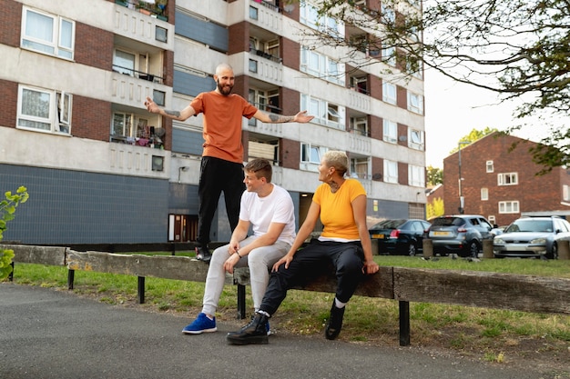 Plein d'amis assis ensemble en banlieue