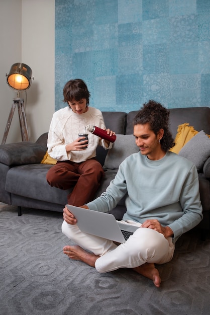 Photo gratuite plein d'amis assis à l'intérieur