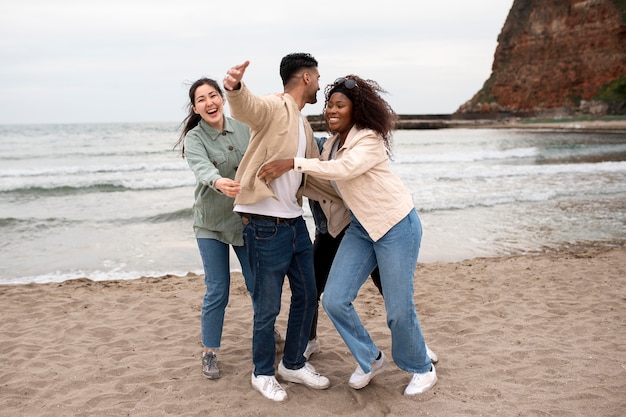 Photo gratuite plein d'amis au bord de la mer