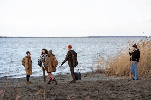 Photo gratuite plein d'amis au bord de la mer