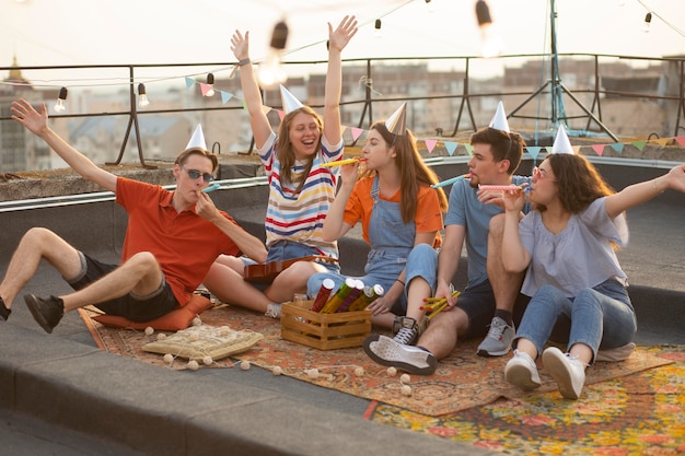 Plein d'amis à la fête d'anniversaire