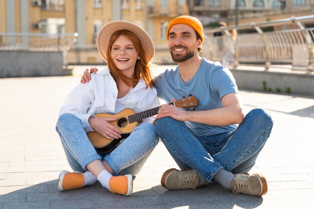 Plein d'amis avec guitare