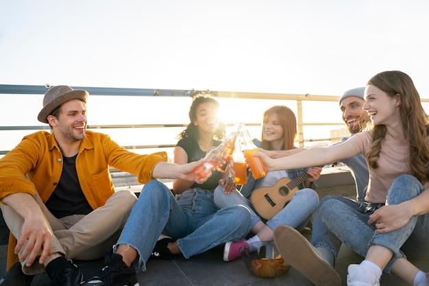 Plein d'amis heureux avec guitare