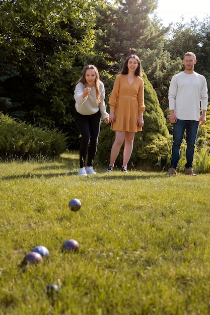 Photo gratuite plein d'amis jouant à un jeu à l'extérieur