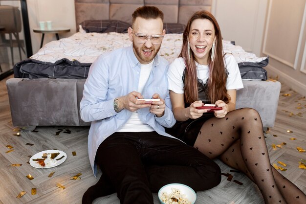 Photo gratuite plein d'amis jouant à des jeux vidéo