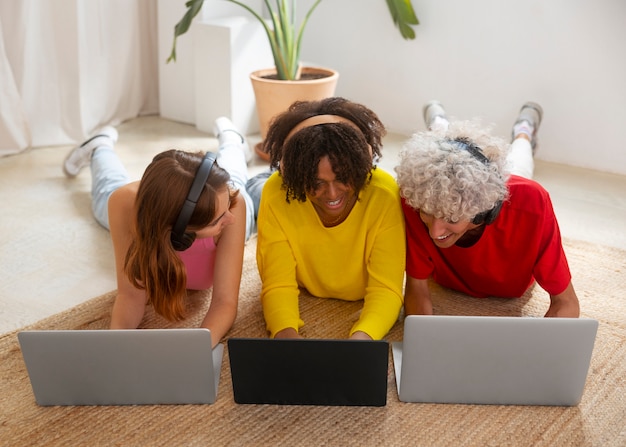 Photo gratuite plein d'amis jouant à des jeux vidéo