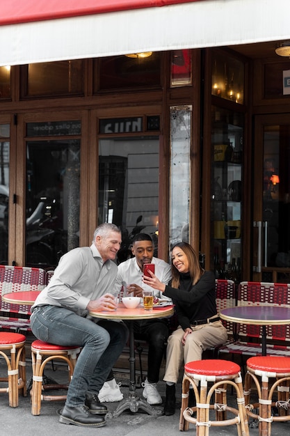 Photo gratuite plein d'amis souriants au bistro