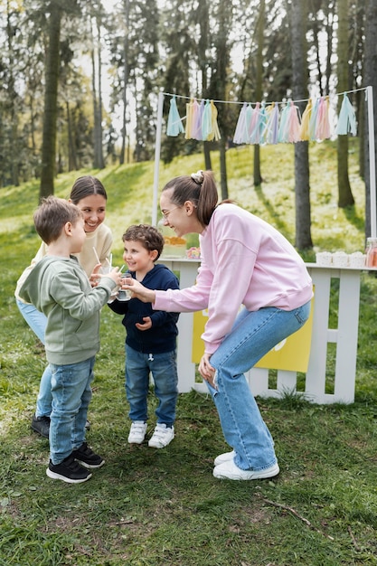 Plein d'amis souriants avec de la limonade