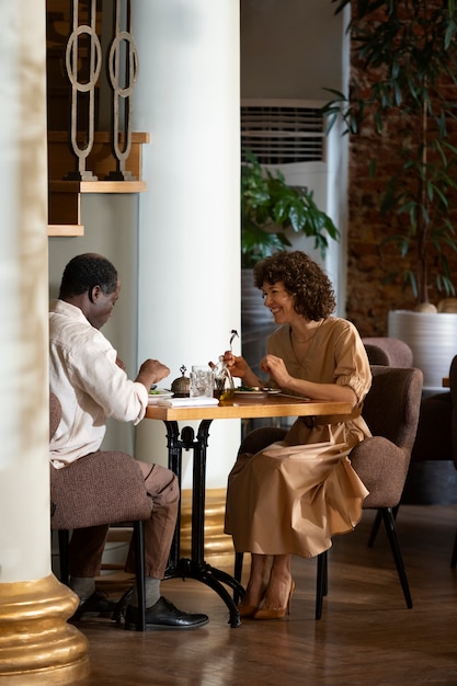 Photo gratuite plein d'amis en train de manger au restaurant