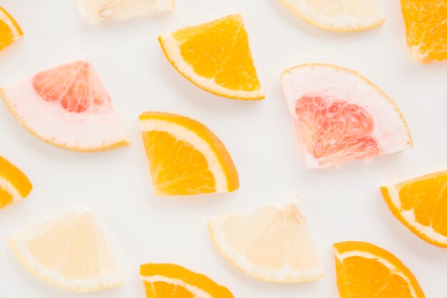 Plein cadre de citron; tranches d&#39;orange et de pamplemousse sur fond blanc