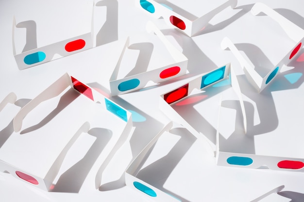 Plein cadre de lunettes 3d rouges et bleues avec une ombre sur fond blanc