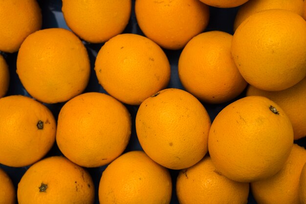 Plein cadre d&#39;oranges biologiques fraîches