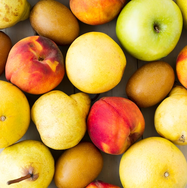 Plein cadre de pommes; poires; pêche et kiwi