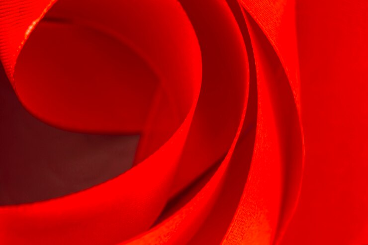 Photo gratuit plein cadre de ruban de satin rouge incurvé
