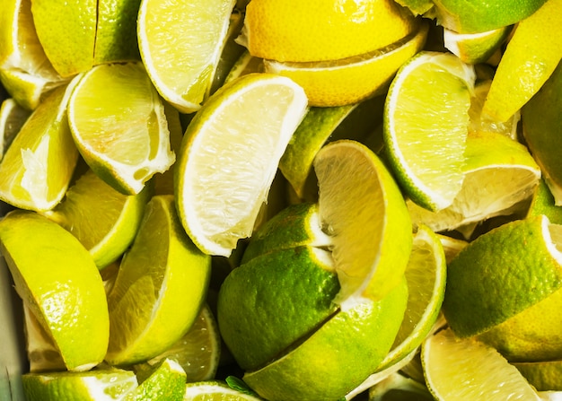 Plein cadre de tranches de citron juteuses