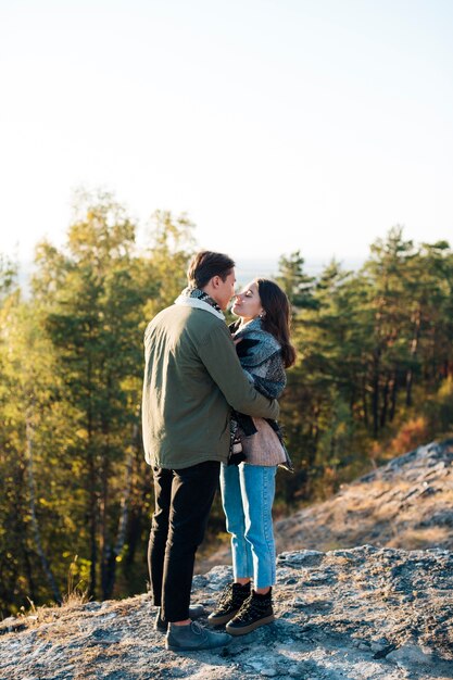 Plein coup adorable couple en plein air