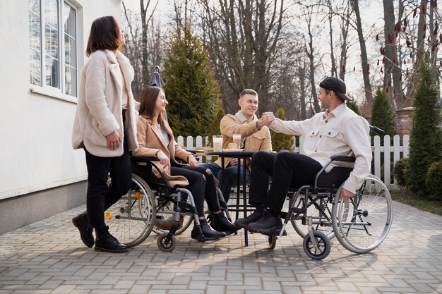 Plein coup d'amis handicapés à l'extérieur