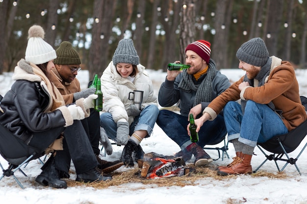 Plein coup d'amis heureux avec des bouteilles de bière