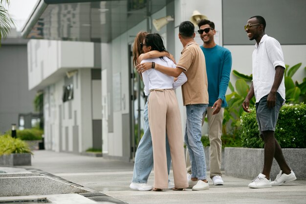 Plein coup d'amis heureux se réunissant à l'extérieur