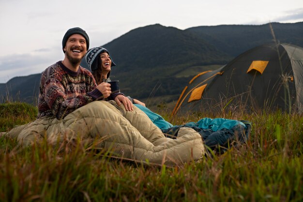 Plein coup couple aventureux bivouac