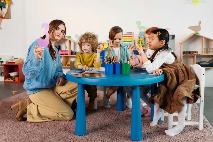 Photo gratuit plein coup d'enfants assis ensemble à table