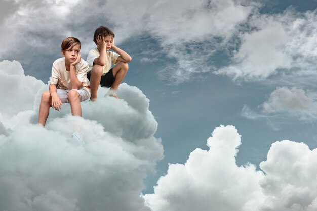 Plein coup d'enfants assis sur un nuage