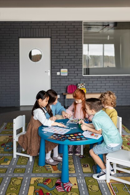 Plein coup d'enfants et d'enseignants assis à table