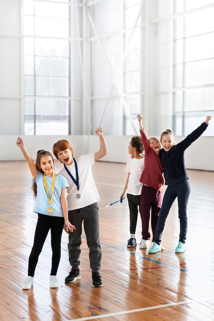 Plein coup d'enfants heureux avec des médailles