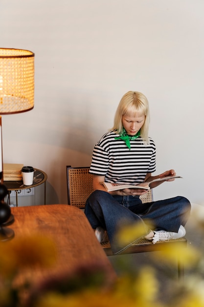 Photo gratuite plein coup femme albinos lisant un magazine