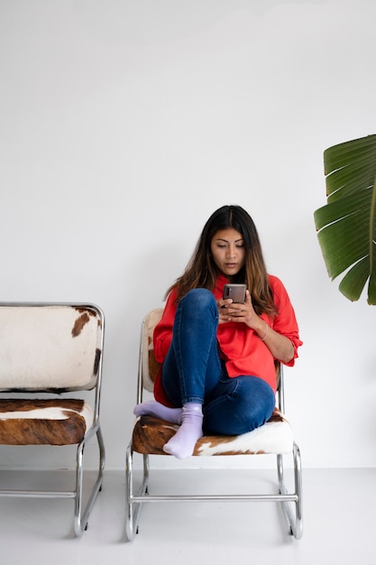 Photo gratuite plein coup femme assise sur une chaise