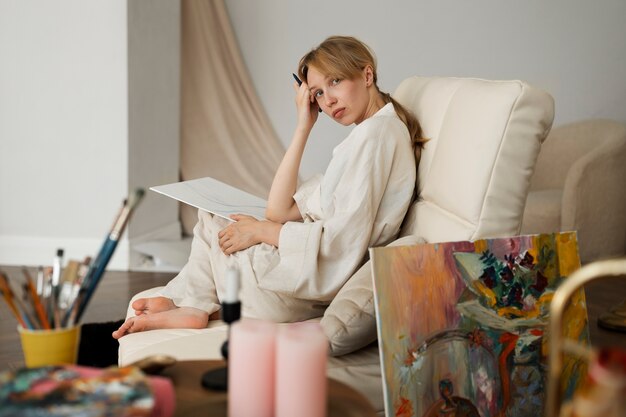 Plein coup femme assise sur une chaise