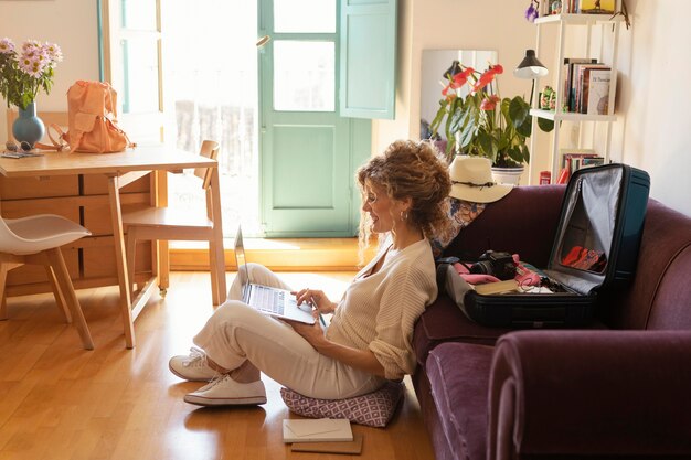 Plein coup, femme assise, à, ordinateur portable