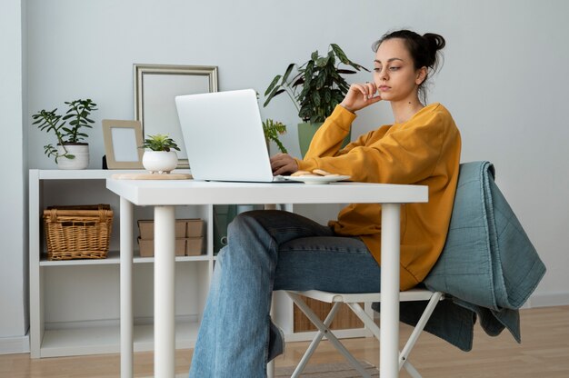 Plein coup femme assise à table