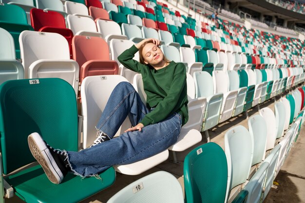 Plein coup femme assise sur les tribunes