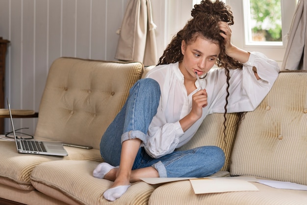 Plein coup femme sur canapé pensant