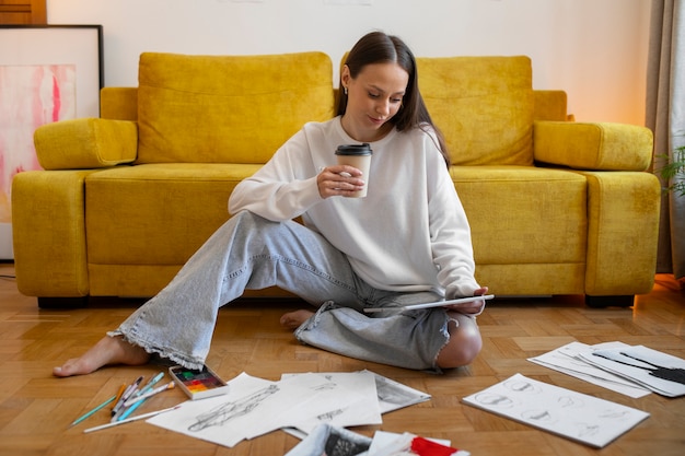 Photo gratuite plein coup femme dessinant dans l'ipad